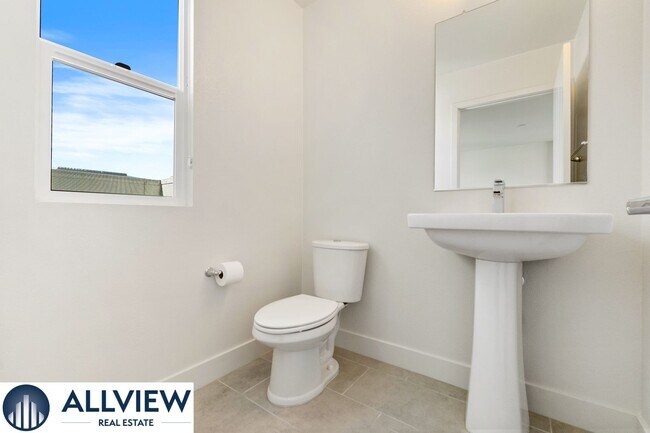 Building Photo - Gorgeous 4 Story Townhome Available in the Highly Desired 17 West Community!