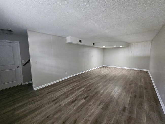 Building Photo - 1108 Thomas Ln