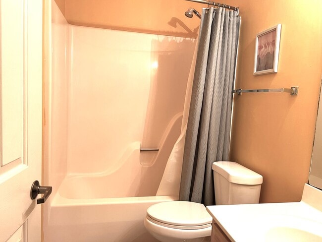 Building Photo - Furnished 2 Bedroom, 2 Bath, 2nd Floor Con...