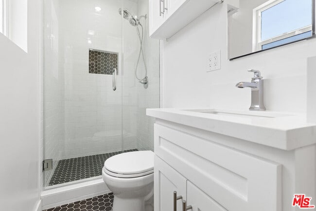 Building Photo - 345 N Sycamore Ave