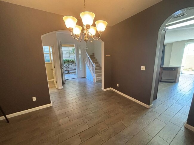 Building Photo - Beautiful 4 Bedroom Home Near Island Water...