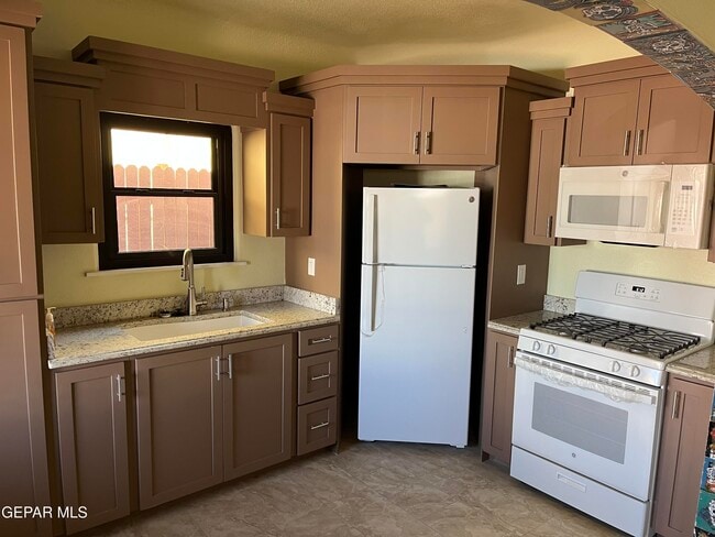 Building Photo - 3614 E Missouri Ave