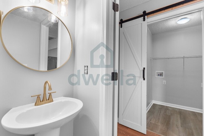 Building Photo - "Charming 3-Bedroom Retreat with 2.5 Baths...