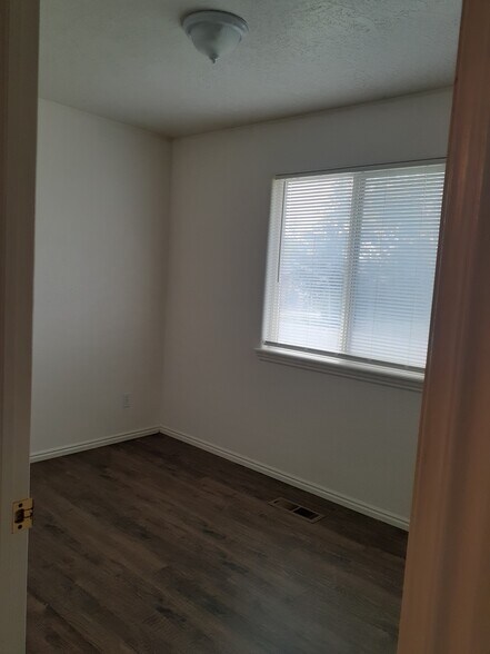 1st bedroom - 4616 N Tumbleweed Dr