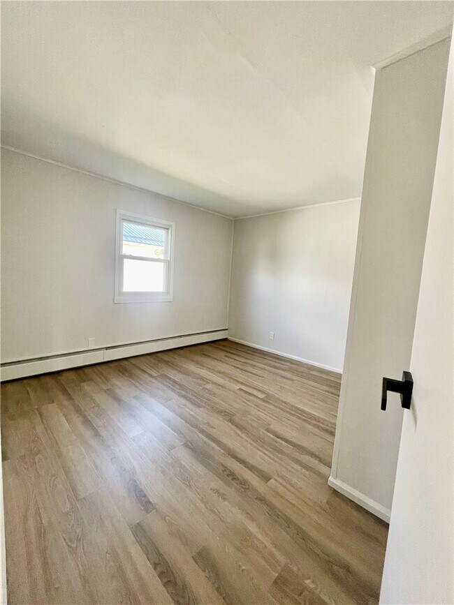 Building Photo - 218 Lynhurst Ave