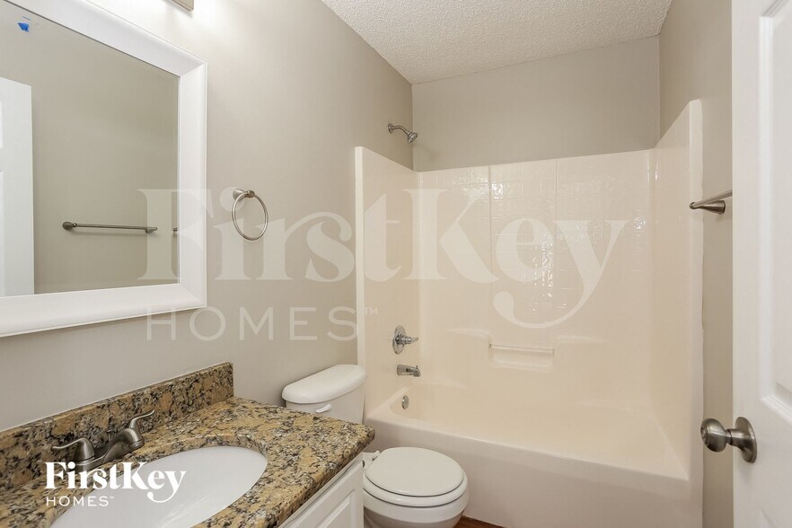 Building Photo - 2801 Cross Creek Dr