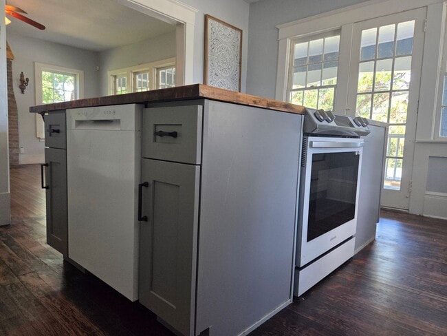 Building Photo - Move in Ready Historic Home in Downtown Cl...