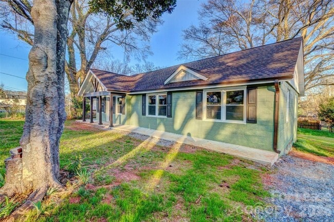 Building Photo - 824 2nd St