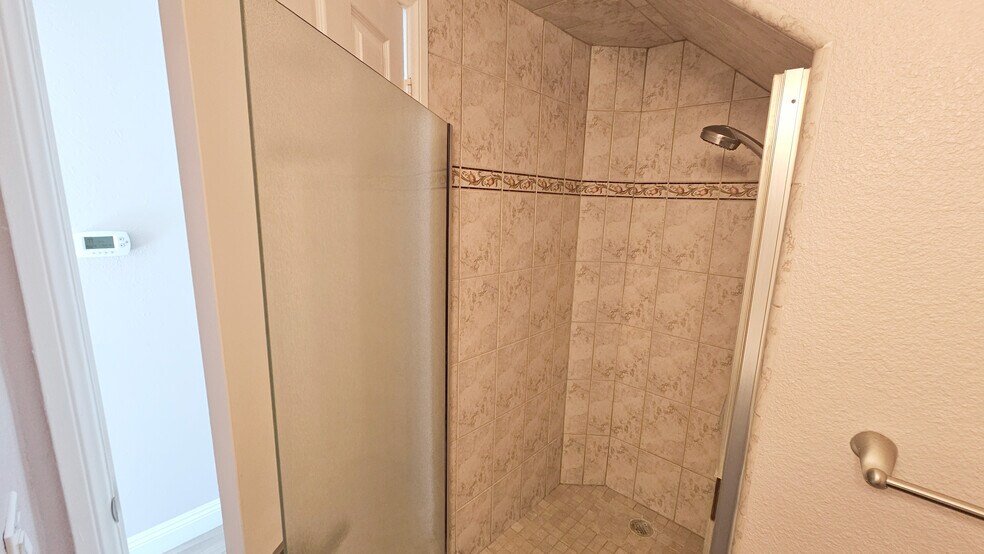 Downstairs bathroom - 18219 Hampton Ct