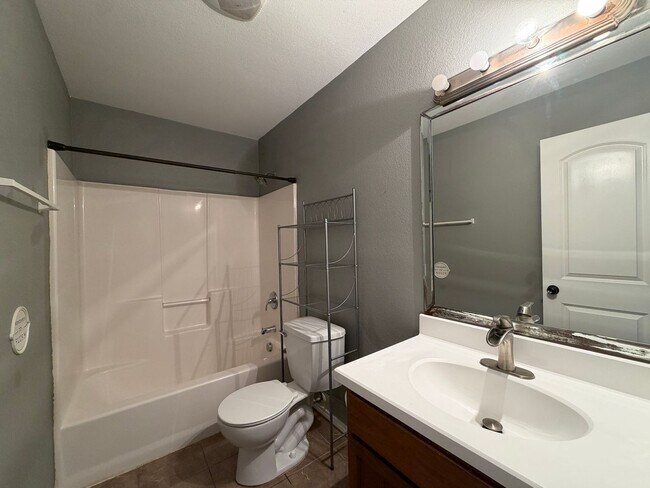 Building Photo - TWO STORY 5 BEDROOM 3 BATH HOUSE WITH SPA