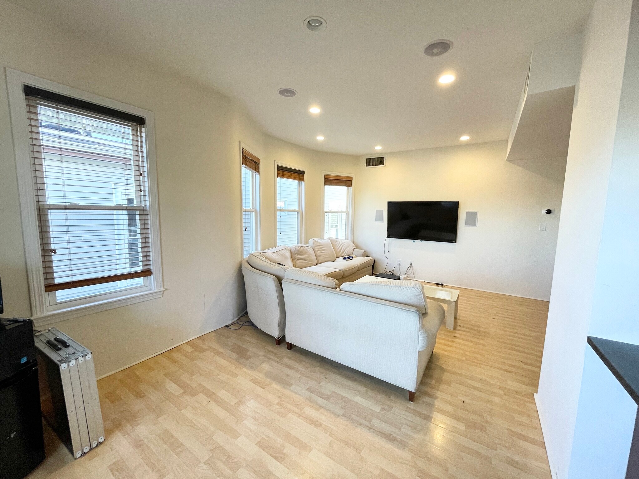 Building Photo - 7 Iroquois St