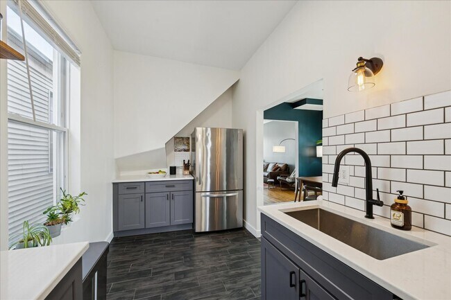 Building Photo - 3024 N Sawyer Ave