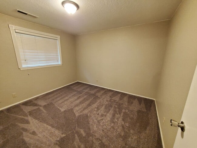 Building Photo - CUTE House with fenced yard & AIR-CONDITIONING in Lynnwood/N Bothell area