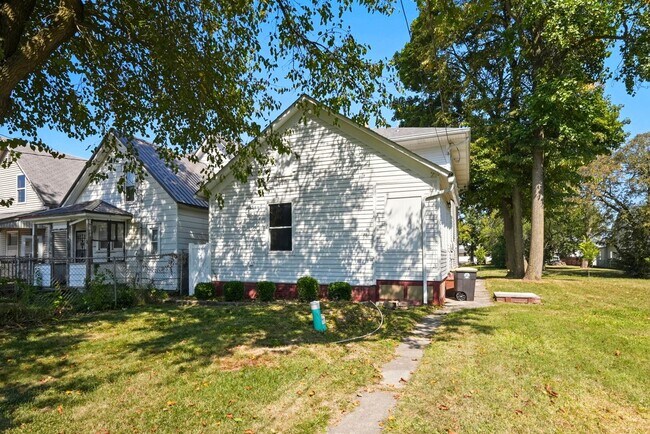 Building Photo - NEW LISTING! Spacious 3-Bedroom Home with ...