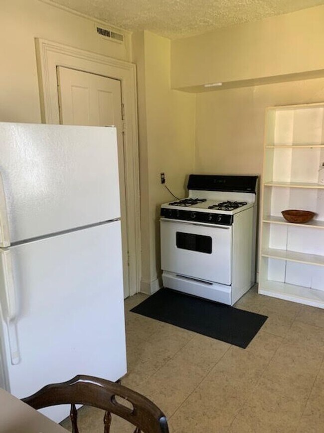 Building Photo - 7 University Pl