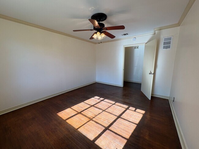 Building Photo - Beautiful 4 bedroom/ 2 bath home with Central Air&Heat