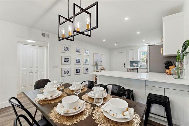 Building Photo - 7003 Sunset Way