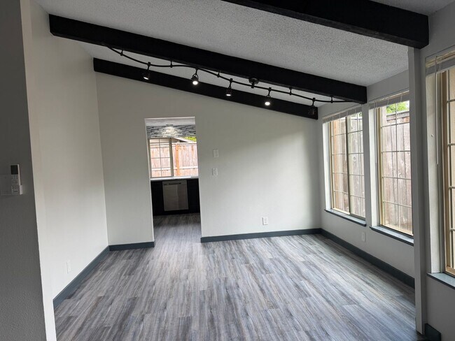 Building Photo - Beautifully updated 3 bedroom, 2 bath house in Eugene!
