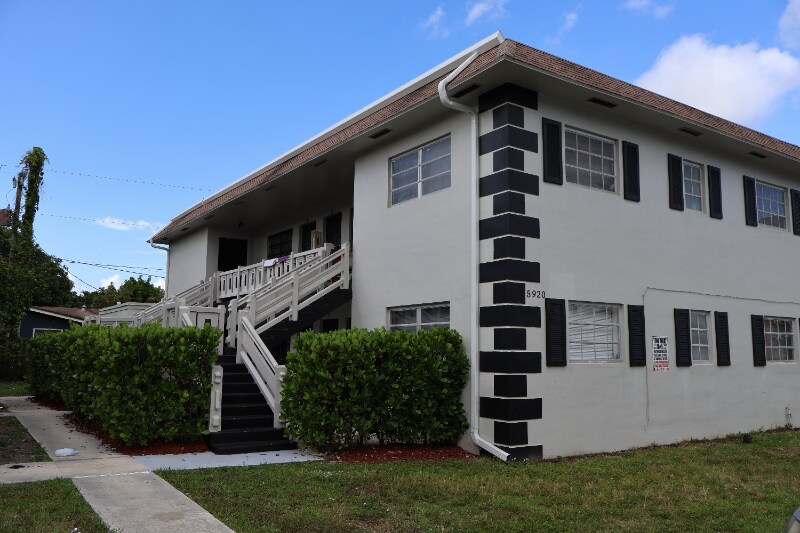 Building Photo - 5920 NW 16th Pl