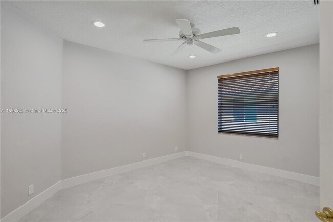 Building Photo - 2553 Jardin Manor