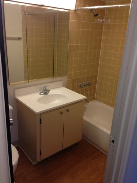 Building Photo - 336 N Green Bay Rd