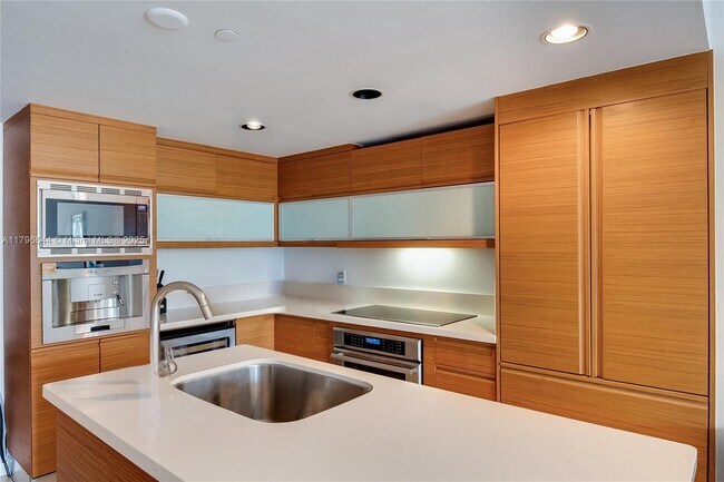 Building Photo - 5875 Collins Ave