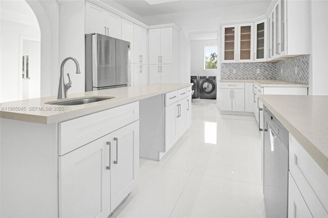 Building Photo - 425 SW 129th Ave