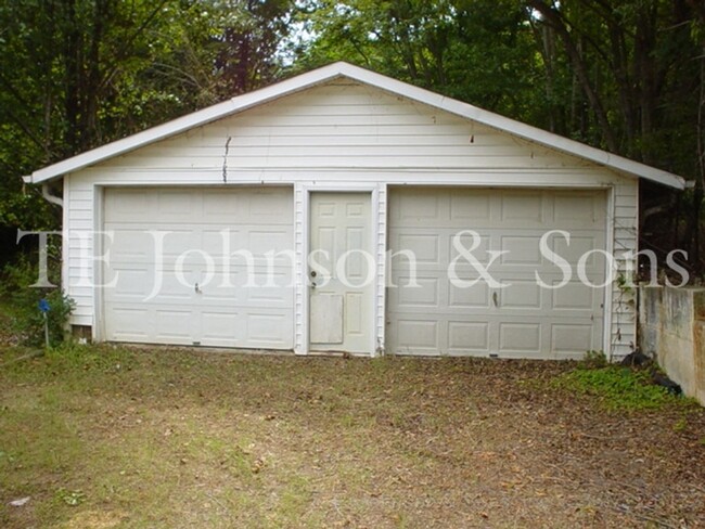 Building Photo - Great location off Country Club Road in th...