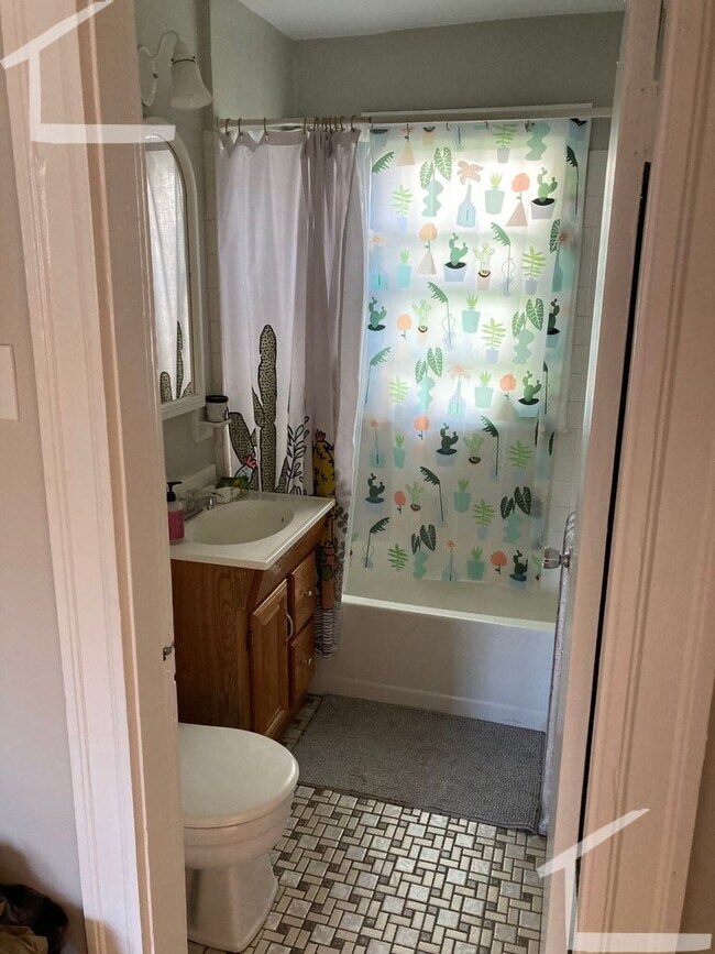 Building Photo - Large and Sunny 2-Bed, 1-Bath in JP Avail for June