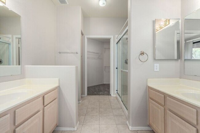 Building Photo - 2-bedroom 2 bath condo in Gated Community ...
