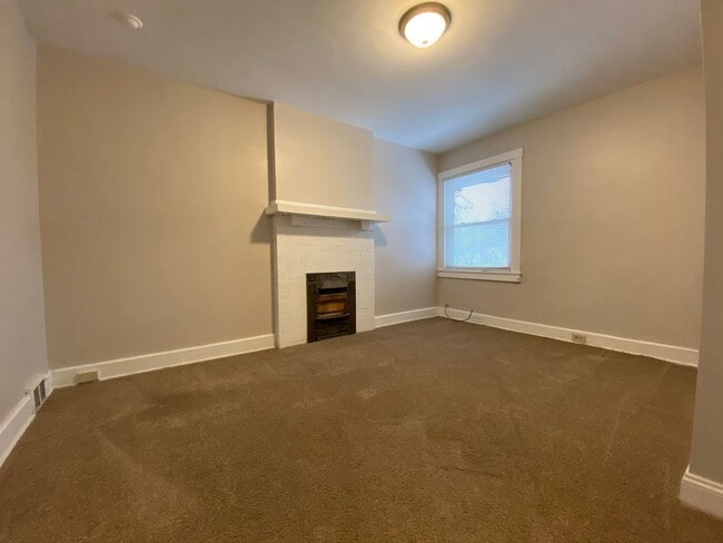 Building Photo - Charming Three Bedroom Townhouse in Squirrel Hill! Back Yard & Covered Front Porch! Call Today!