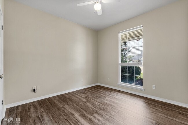Building Photo - 4 Bedroom 2 Bath with Pool!!!