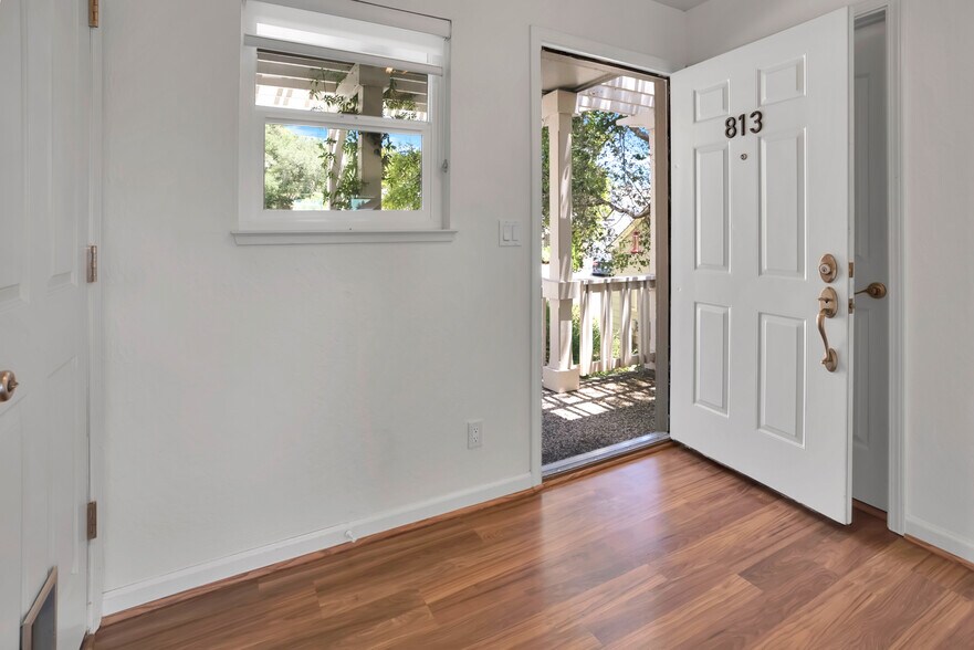Building Photo - 813 Isbel Ct