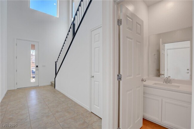 Building Photo - 882 Sycamore Falls St