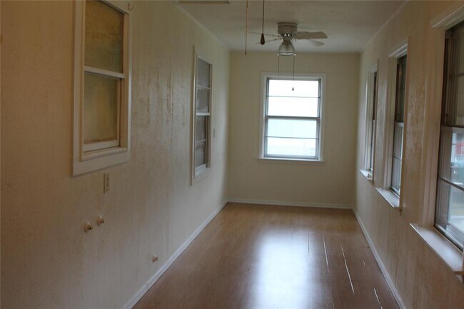 Building Photo - 2420 S San Antonio St