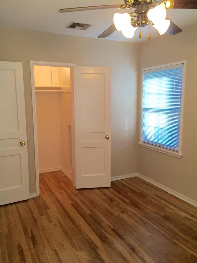 Building Photo - 1831 N Hollywood Way