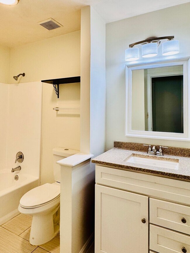 Building Photo - Charming & Spacious 3-Bedroom Home Just Mi...