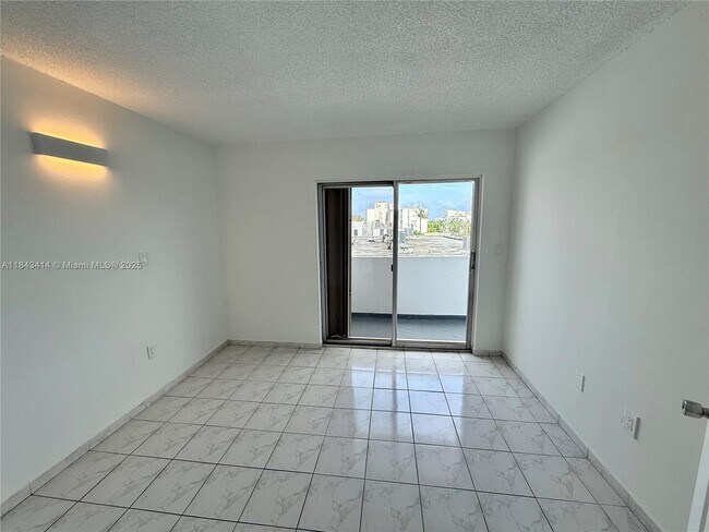 Building Photo - 2000 Biarritz Dr