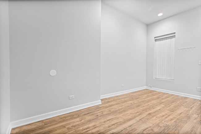 Building Photo - 1528 N Ashland Ave