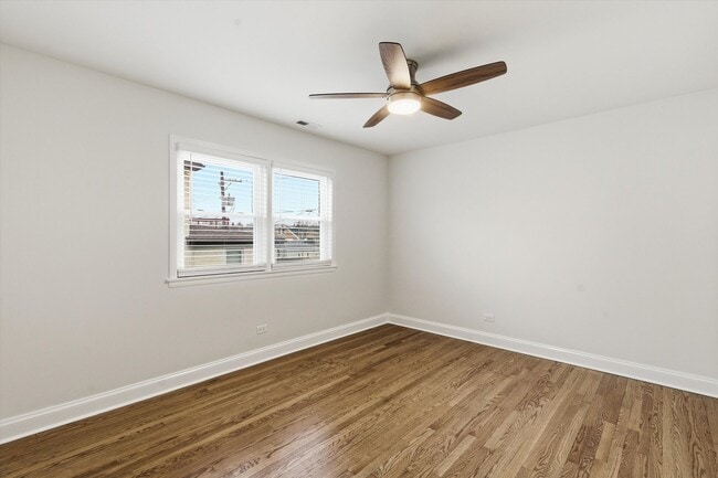 Building Photo - 5915 N Milwaukee Ave