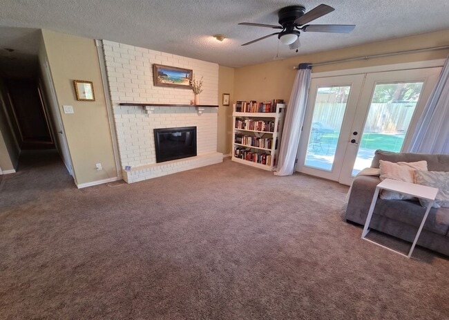 Building Photo - Stunning 3bd/2ba home with gorgeous yard and bonus living space! Coming Soon!