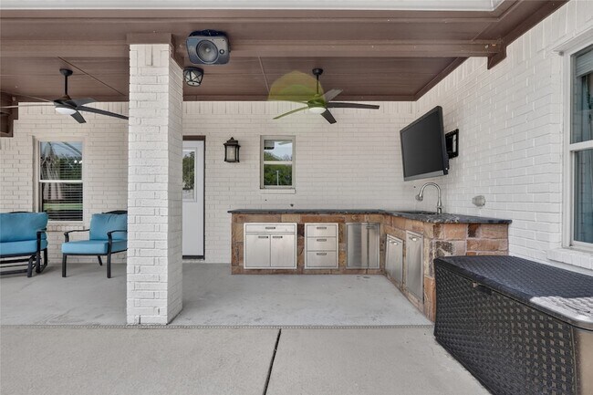 Building Photo - 1400 Emerald Cir