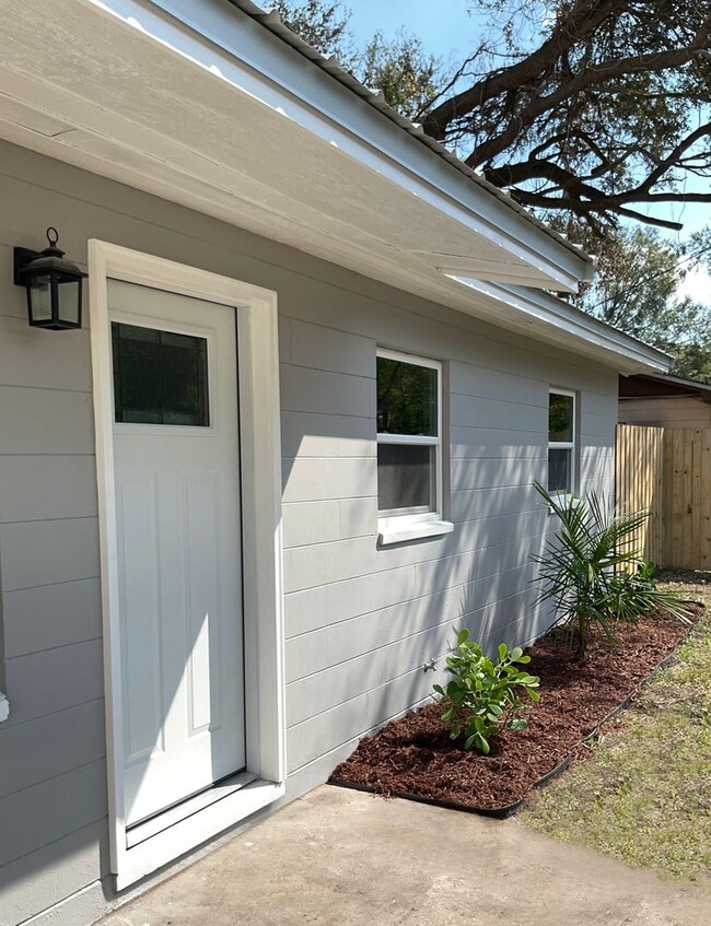 Building Photo - GORGEOUS 3BR/1BA Block Home! NO APPLICATIO...
