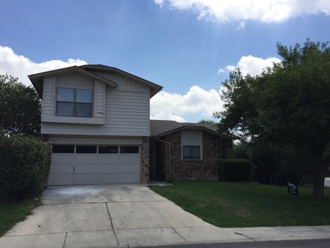 Building Photo - NICE 3 BEDROOM LOCATED ON A LARGE CORNER LOT*COUNTRY KITCHEN WITH ISLAND*LARGE MASTER BR DOWN W/ ...