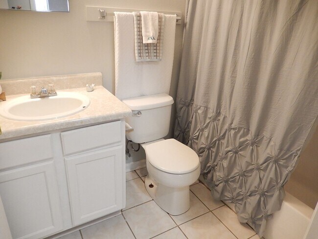 Building Photo - LOVELY & Spacious 3/2 Twn, New Plank Floor...