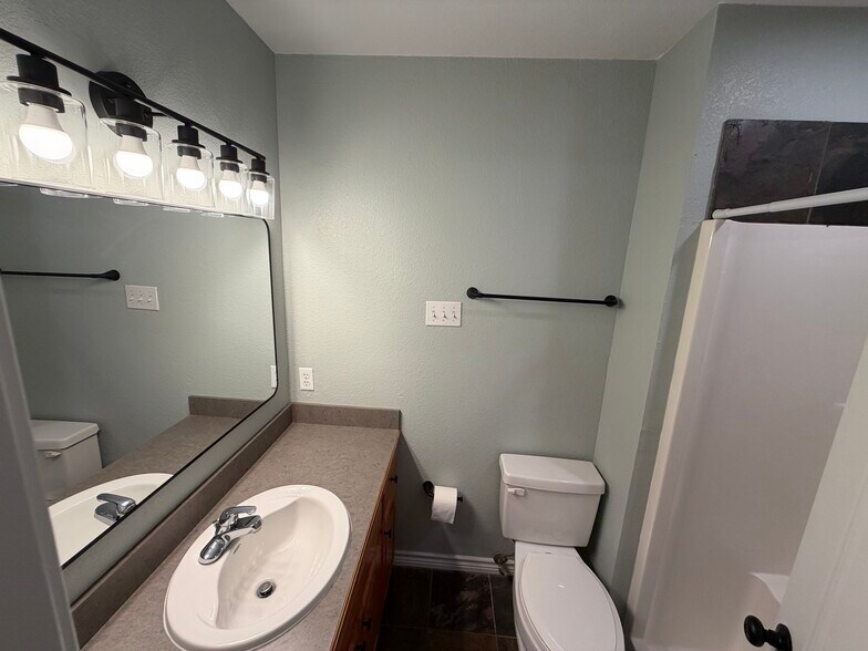 Primary Bath - 421 W Thomas St