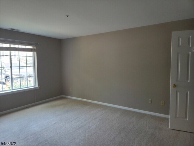 Building Photo - 67 Village Dr