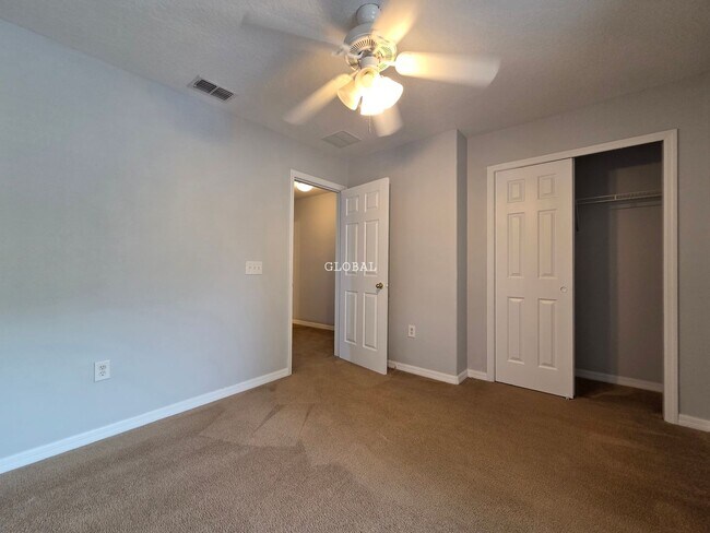 Building Photo - Three Bedroom unfurnished town house (Kiss...