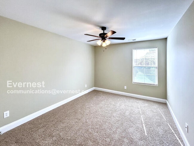 Building Photo - Spacious 3-Bedroom Home with Modern Comfor...