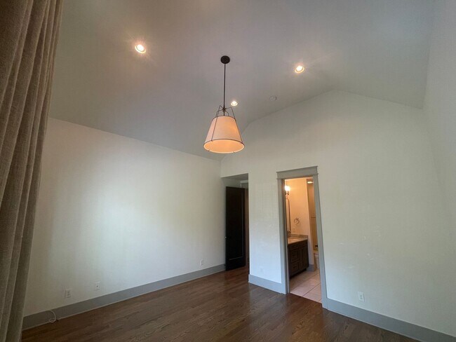Building Photo - 1206 Chapel Ave